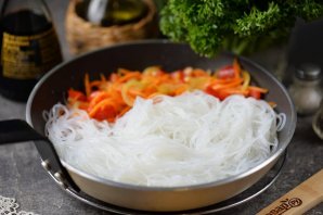 Фунчоза с креветками и овощами Фунчоза с креветками и овощами