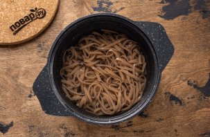 Гречневая лапша с грибами, овощами и кокосовым молоком