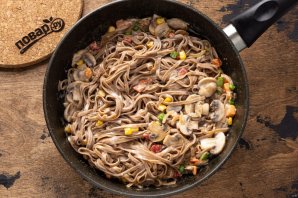 Гречневая лапша с грибами, овощами и кокосовым молоком