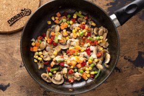 Гречневая лапша с грибами, овощами и кокосовым молоком