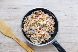 Гречневая лапша "Соба" с грибами и креветками