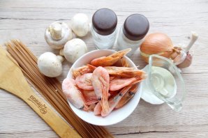 Гречневая лапша "Соба" с грибами и креветками