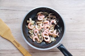 Гречневая лапша "Соба" с грибами и креветками