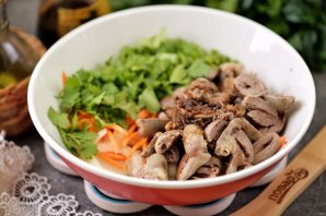 Холодная закуска из куриных сердечек в чесночно-соевом соусе