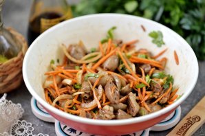 Холодная закуска из куриных сердечек в чесночно-соевом соусе