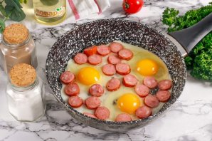 Яичница с колбасой