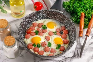 Яичница с колбасой