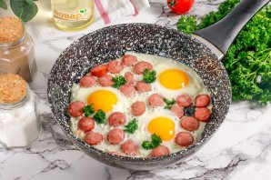 Яичница с колбасой