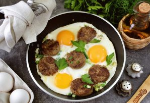 Яичница с ливерной колбасой Яичница с ливерной колбасой