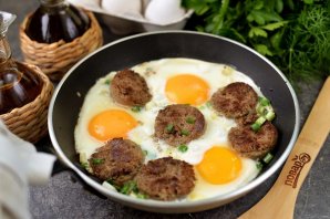 Яичница с ливерной колбасой Яичница с ливерной колбасой