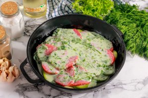 Кабачки запеченные с соусом и салями