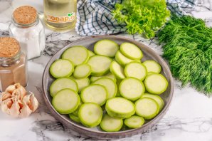 Кабачки запеченные с соусом и салями