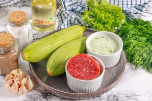 Кабачки запеченные с соусом и салями