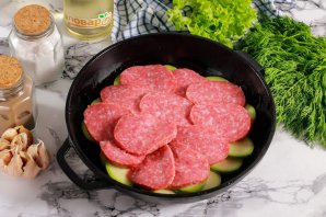 Кабачки запеченные с соусом и салями