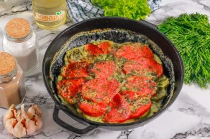 Кабачки запеченные с соусом и салями