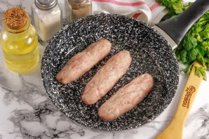 Колбаски из фарша на сковороде