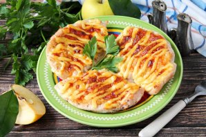 Куриная грудка с яблоками и сыром в духовке