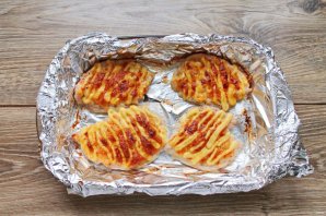 Куриная грудка с яблоками и сыром в духовке