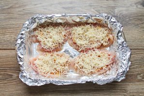 Куриная грудка с яблоками и сыром в духовке