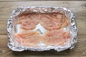 Куриная грудка с яблоками и сыром в духовке