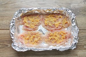 Куриная грудка с яблоками и сыром в духовке