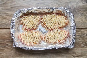 Куриная грудка с яблоками и сыром в духовке