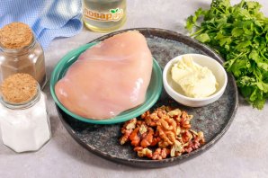 Куриная грудка запеченная с грецкими орехами