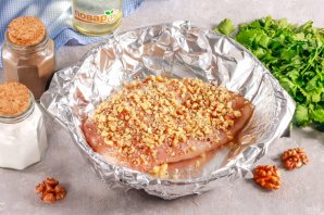 Куриная грудка запеченная с грецкими орехами