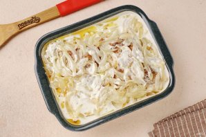 Куриные бёдра в сметанном соусе в духовке