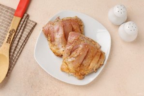 Куриные бёдра в сметанном соусе в духовке