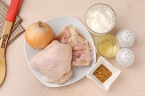 Куриные бёдра в сметанном соусе в духовке