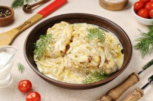 Куриные бёдра в сметанном соусе в духовке Куриные бёдра в сметанном соусе в духовке