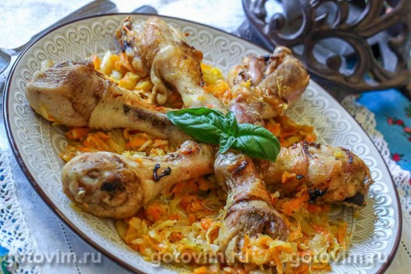 Куриные голени с капустой, запеченные в пакете для запекания (в духовке)