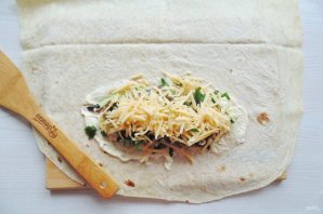 Лаваш с курицей, грибами и сыром