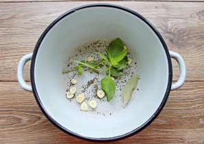 Малосольные огурцы с базиликом