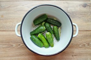 Малосольные огурцы с базиликом