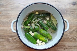 Малосольные огурцы с базиликом