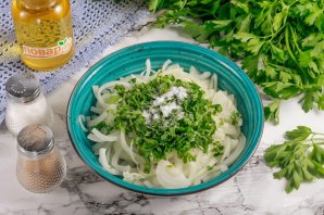 Маринованный лук с петрушкой