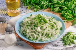 Маринованный лук с петрушкой