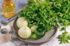 Маринованный лук с петрушкой