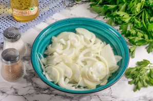 Маринованный лук с петрушкой