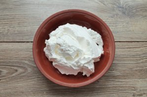 Меренговый рулет с черникой