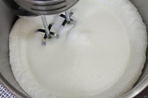 Меренговый рулет с черникой