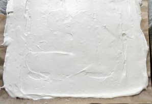 Меренговый рулет с черникой