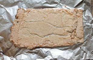 Меренговый рулет с клюквой