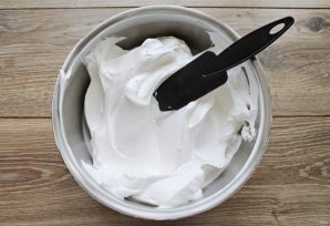 Меренговый рулет с клюквой