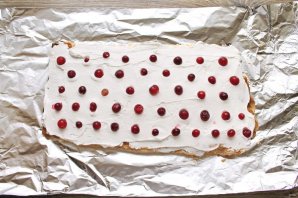 Меренговый рулет с клюквой