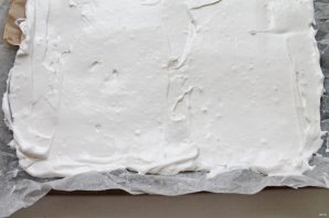 Меренговый рулет с клюквой