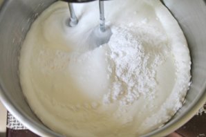 Меренговый рулет с клюквой