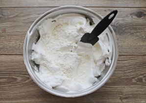 Меренговый рулет с клюквой